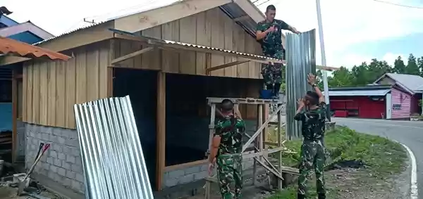 Satgas Yonif RK 136/Tuah Sakti Bergotong Royong Bangun Kios Warga