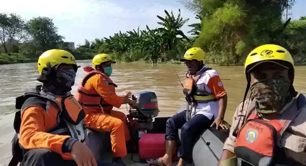 Kabur ke Sungai Saat Penggrebekan Narkoba Warga Desa Manunggal Hanyut