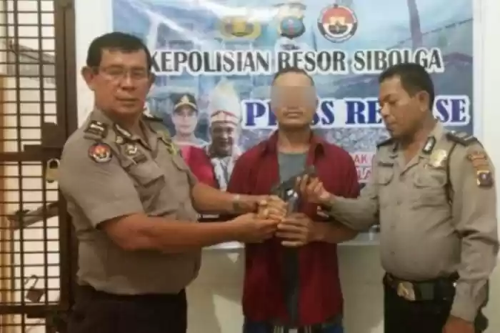 Selingkuh "Jambak Istri dan Todongkan Senjata"