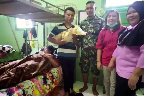 Prajurit TNI Bantu Proses Persalinan Warga Perbatasan