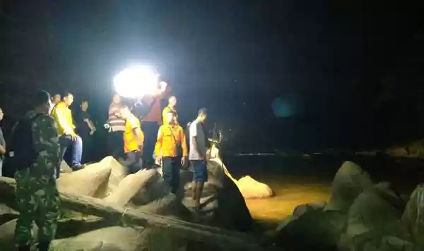 Niat Selfie di Sungai Buaya, Dua Wanita Remaja di Bangun Purba Terpleset dan Hanyut