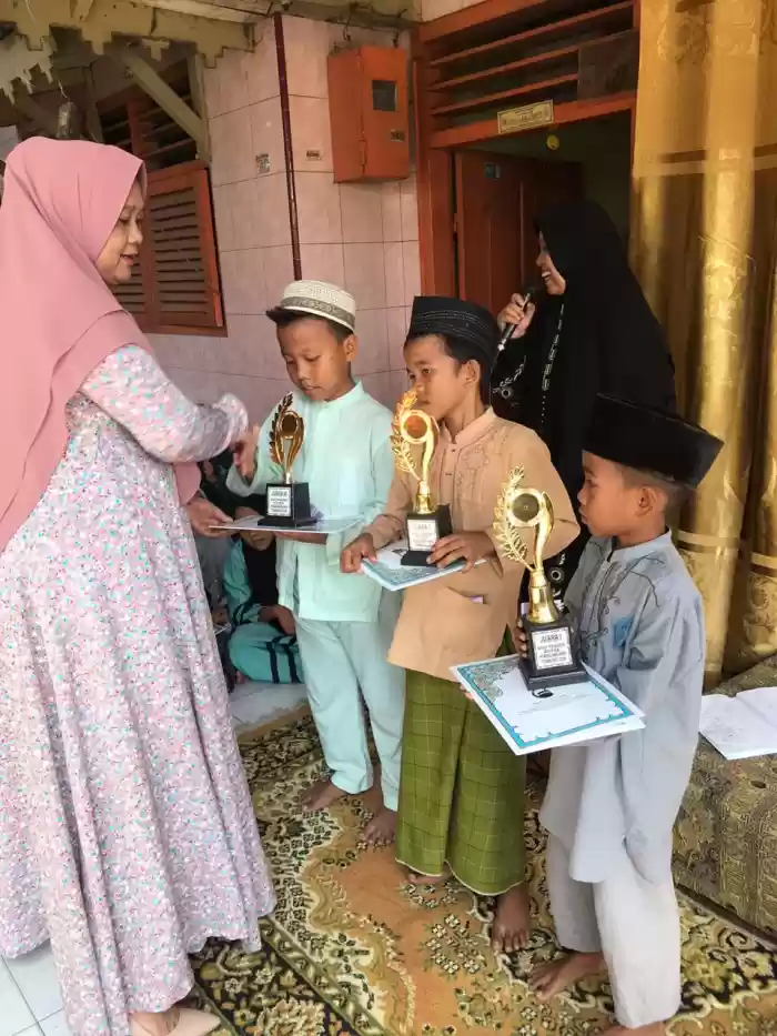 Pengajian Aira dan Alumni SD Islam AZIZI 84 Peringati Isra Mi'raj 1441 H