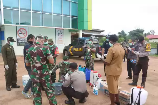 Cegah Covid-19 di Perbatasan, TNI-Polri dan CIQ PLBN Sota Lakukan Penyemprotan Disinfektan