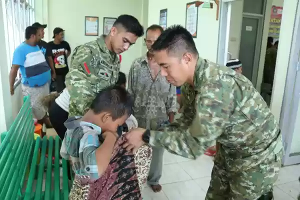 Meriahkan HUT Kostrad ke-59, Satgas Yonif 411 Gelar Sunatan Massal di Perbatasan RI-PNG