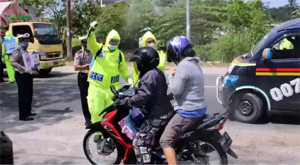Satlantas Polres Sergai Semprotkan Cairan Disinfektan Kepada Pengendara Dijalinsum