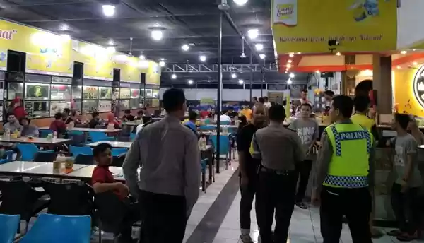 TNI-Polri di Sumut Bubarkan Masyarakat yang Masih Berkumpul di Malam Hari