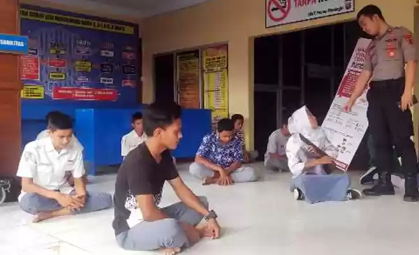 Orang Sibuk Hindari Covid 19, Puluhan Siswa di Paluta Malah Gelar Aksi Coret Baju Sekolah