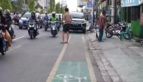 Mobilnya Ditemui Parkir di Jalur Sepeda, Ini Jawaban Anggota Dewan DPRD Medan Ini