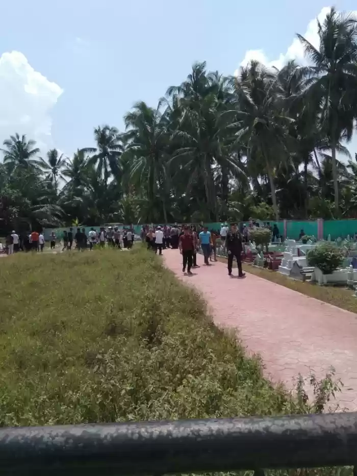 Polisi Tewas di Barak Satsabhara Dimakamkan di TPU Sidomukti