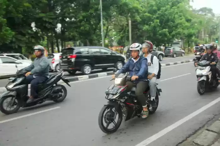 Netizen Tangkap Akhyar Antar Anak ke Sekolah Naik Kereta 