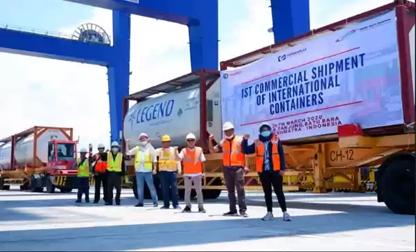 Pelabuhan Kuala Tanjung Layani Pelayaran Peti Kemas Internasional