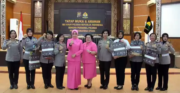 Ny Fitri Idham Azis Silaturrahmi dengan Polwan