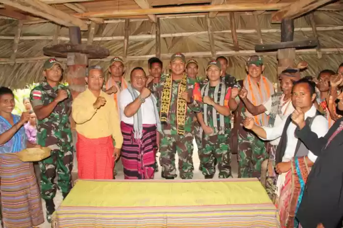 Satgas Pamtas RI-RDTL Yonif 132/BS, Bangun Balai Adat di Desa Inbate 