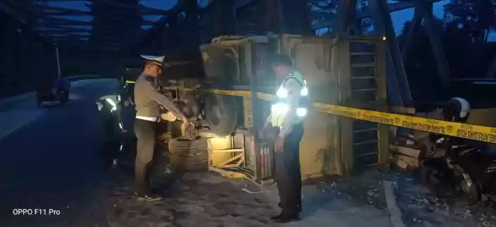 Truk Bermuatan Kayu Pinus Yang Terbalik, Satu Meninggal Dua Luka-Luka