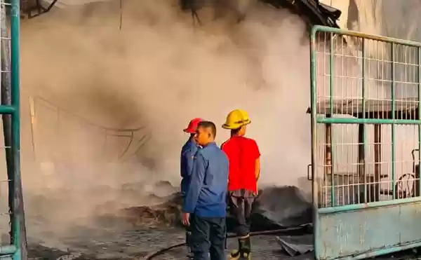 Pabrik Vulkanisir Ban di Tanjung Morawa Ludes Terbakar