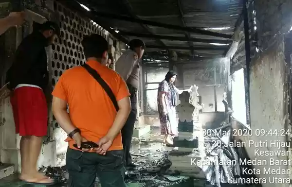 Kebakaran di Jalan Putri Hijau Hanguskan Tiga Bangunan, Termasuk Makam Tua