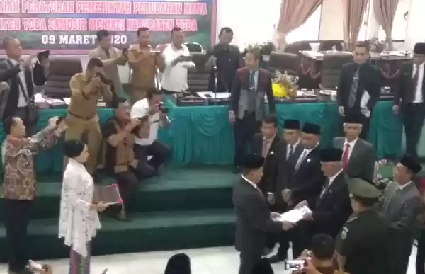 Kompak, Seluruh Anggota DPRD Toba Hadiri Sidang Paripurna Perubahan Nama Kabupaten 