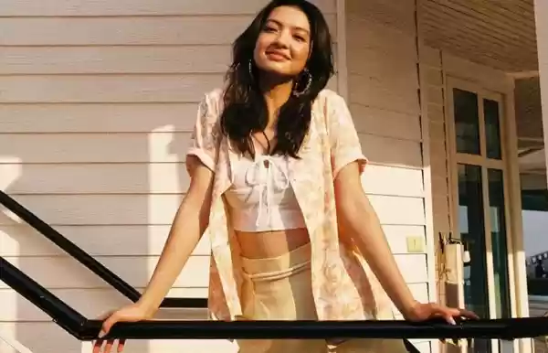 Raline Shah Selebriti  Tanah Air, di Papau di Kelilingi Hiu Paus