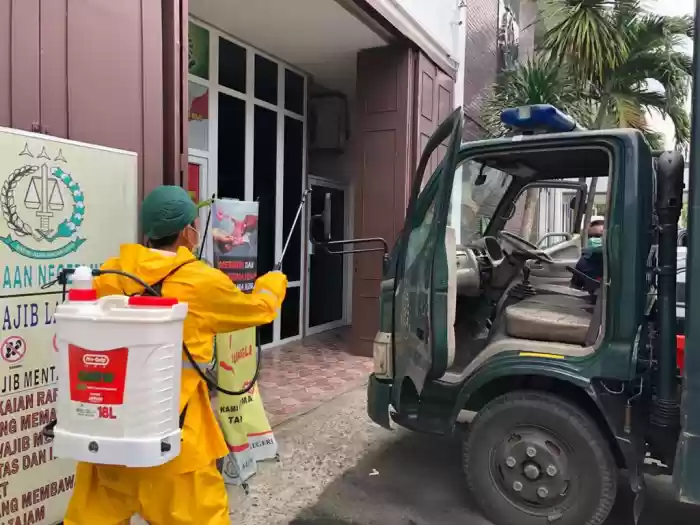 Seluruh Ruangan Kantor Kejari Medan Hingga Mobil Tahanan Disemprot Disinfektan