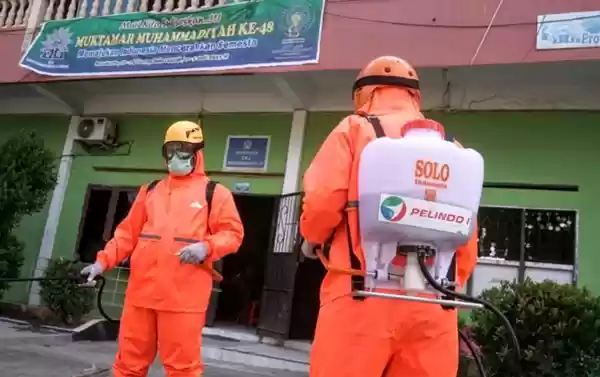 Cegah Corona, Pelindo I Bantu Penyemprotan Disenfektan ke Mesjid dan Sekolah di Belawan