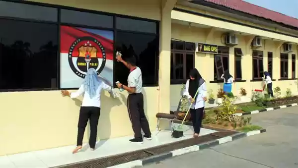 Antisipasi Virus Corona, Polres Sergai Lakukan Penyemprotan Cairan Desinfektan