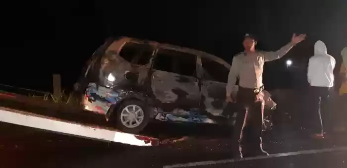 Avanza Terbakar Tinggal Rangka Diduga Akibat Korsleting Listrik