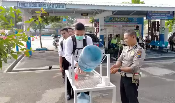 Satlantas Polres Sergai Biasakan Cuci Tangan Sebelum Jalankan Tugas