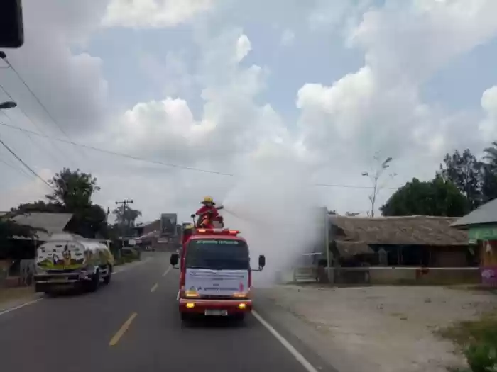 Muspika Pancurbatu-PT Galatta Semprot Disinfektan Ruas Jalan