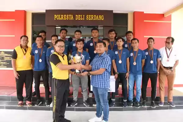 Kapolresta Deli Serdang Terima Trophy Juara III Inalum Cup 2020