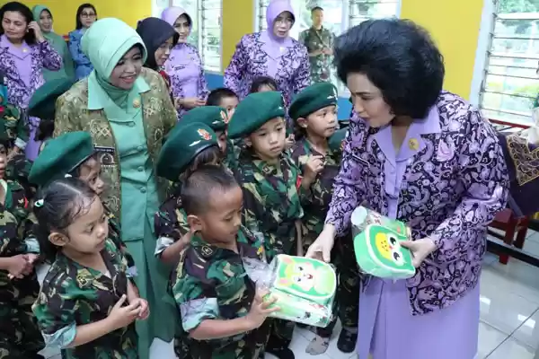Ketum Dharma Pertiwi Tinjau Pusat Kerajinan Istri Prajurit