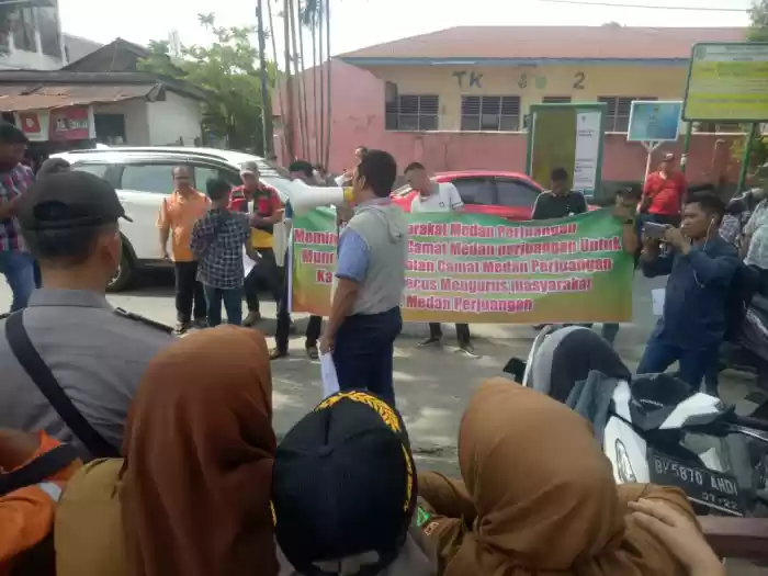 Diduga Pungli, Kepling dan Tahan Dana Kelurahan Sei Kera Hilir I, Camat Medan Perjuangan Didemo 