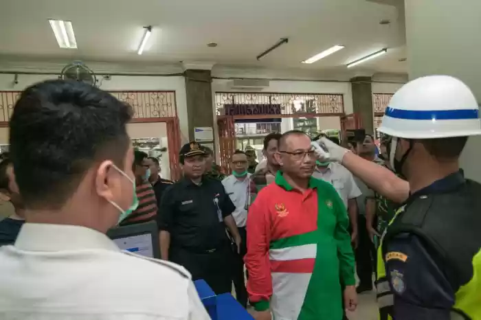 Akhyar Pastikan Stasiun Kereta Api Medan Lakukan Langkah Preventif