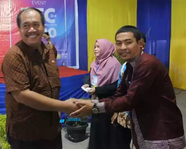 Sekdakab Asahan Buka Event 3RD Royal English Competition 2020 Di Campus STMIK Royal