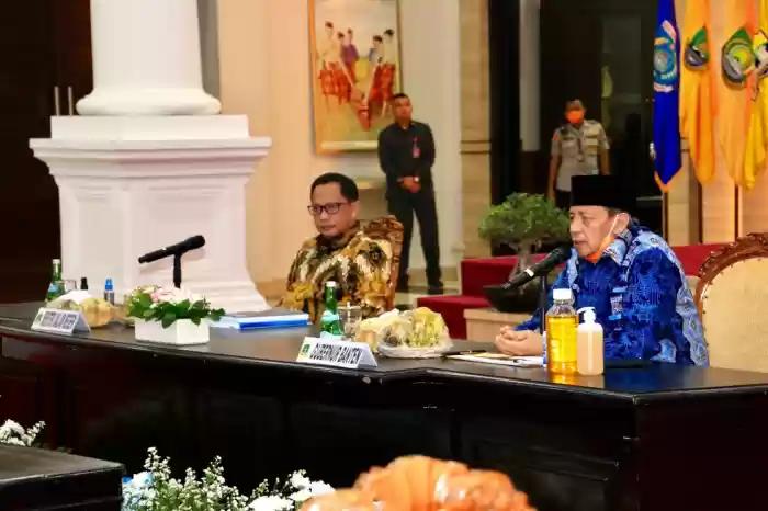 Mendagri Minta Gubernur Banten Lebih Massif Lakukan Edukasi Social Distancing Covid-19