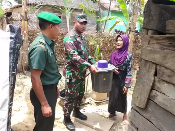 Kodim 0117 Aceh Tamiang Melalui Karya Bakti, Bantu Bangun MCK Warga Kurang Mampu,