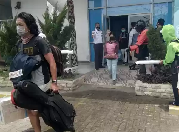 Penumpang Kelud Asal Jakarta dan Batam di Semprot disinfektan Pelabuhan