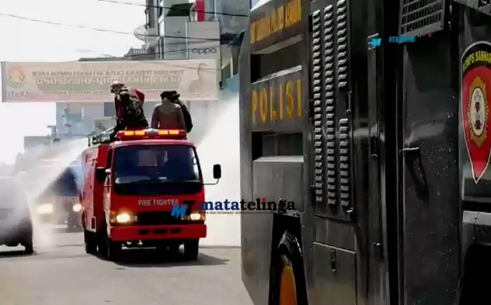 Jalan Inti Kota Kisaran Di Guyur Air Anti Bakteri 