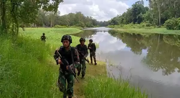 Prajurit Yonif Mekanis Raider 411 Kostrad Patroli Keamanan di Jalan Tikus Perbatasan RI-PNG