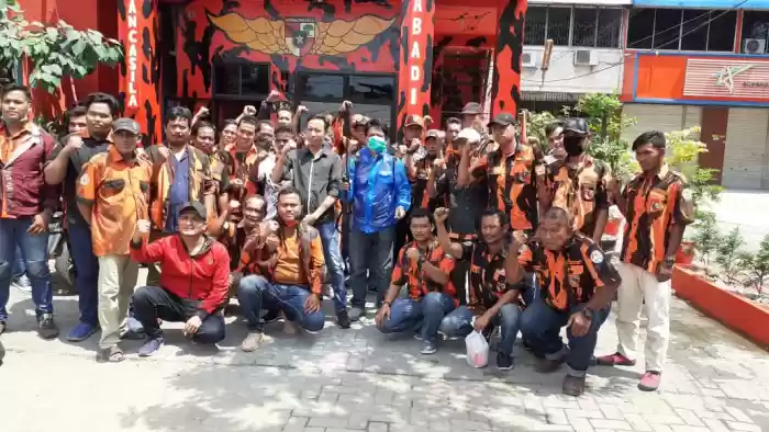 Pemuda Pancasila Medan Barat Semprot Disinfektan di Kelurahan Kesawan 