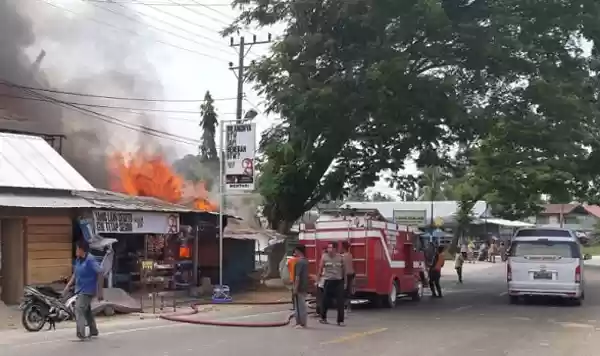 Pemilik Rumah Sedang Tidur, Api Berkobar
