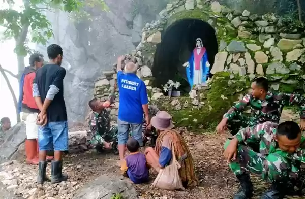 Satgas Yonif 132/BS Gelar Karya Bhakti di Dusun Oelbinose 