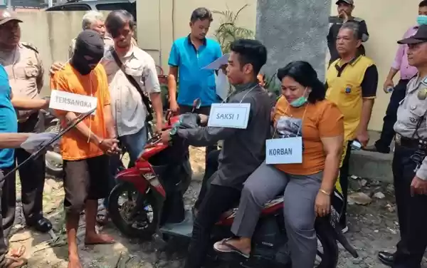 Polisi Rekonstruksi Pembunuhan Janda Beranak Dua di Pancurbatu