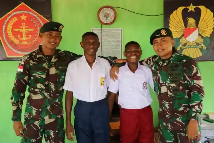 Satgas Pamtas Yonif 411 Berikan Baju Seragam Baru kepada Dua Pelajar Putra Papua