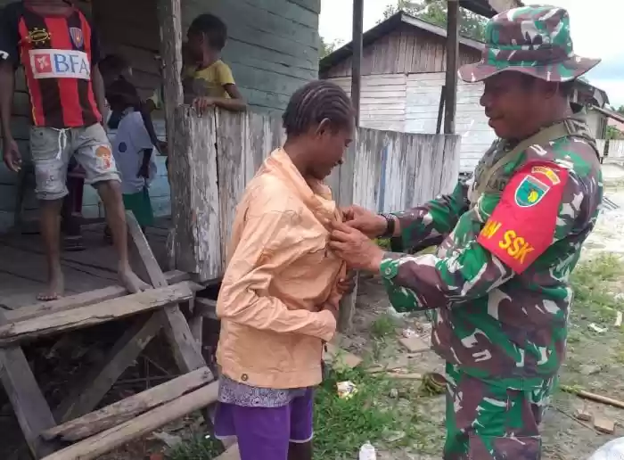 Satgas TMMD 107 Bagikan Pakaian Layak Pakai Kepada Warga Kampung Epem