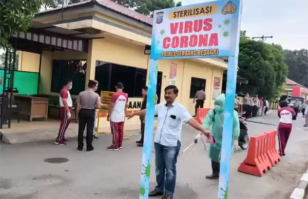 Jangan Kaget Kalau Masuk Mapolres Sergai, Personil dan Masyarakat Disemprotkan Cairan Desinfektan