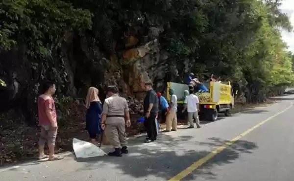 Pembersihan Sampah Sepanjang Jalan Gunung Geurute