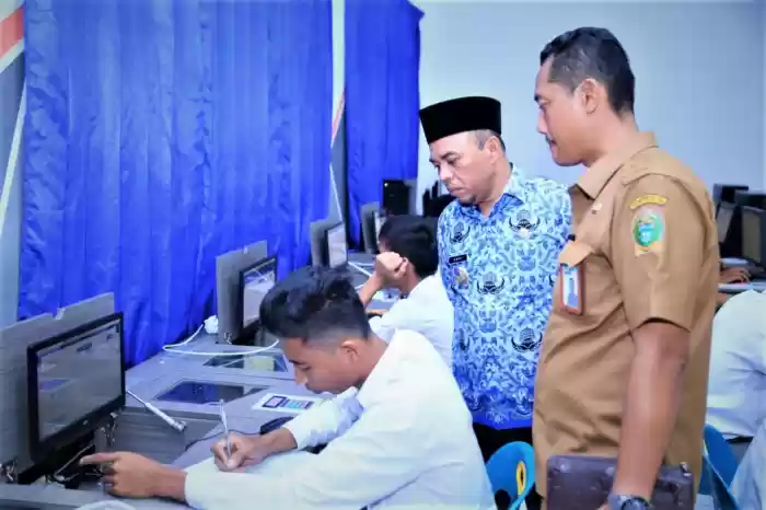 Bupati Labuhanbatu Motivasi Siswa SMK Pemda Saat UNBK
