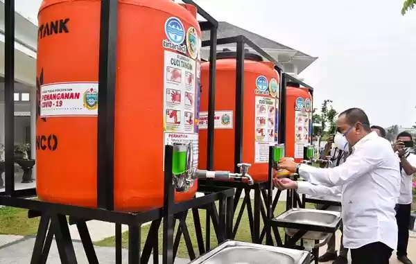 Cegah Penularan Covid-19, Gubsu Bagikan Tempat Cuci Tangan Portable