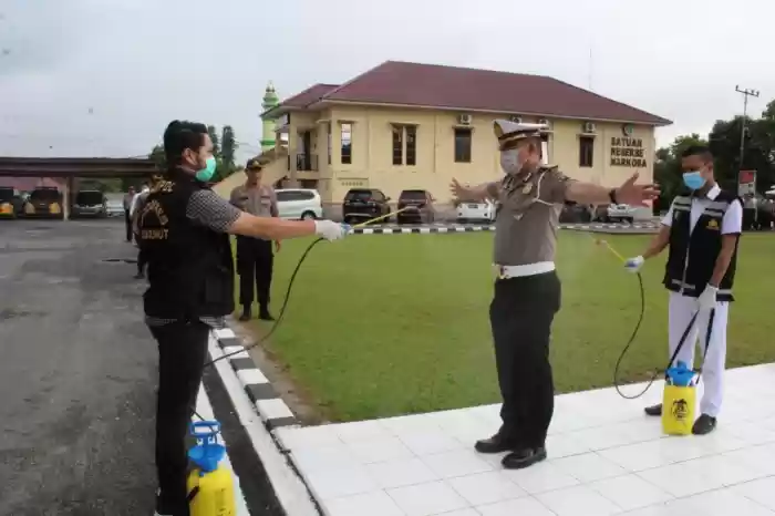  Kapolres Labuhanbatu Semprotkan Cairan Disenfektan Kepada Seluruh Personil 