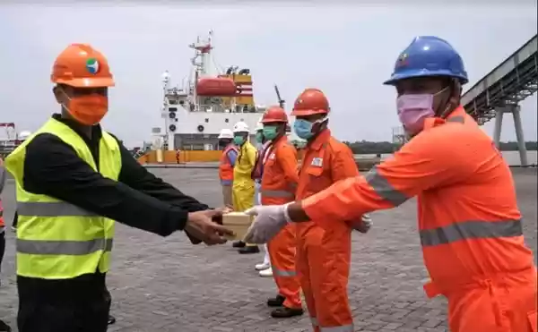 Pelindo 1 Bagikan Vitamin C Dosis Tinggi untuk Petugas Operasional dan Keluarga